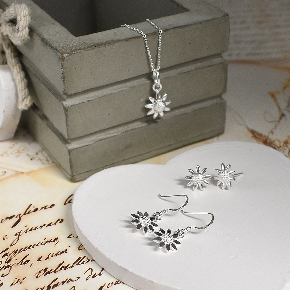 Cora daisy flower studs