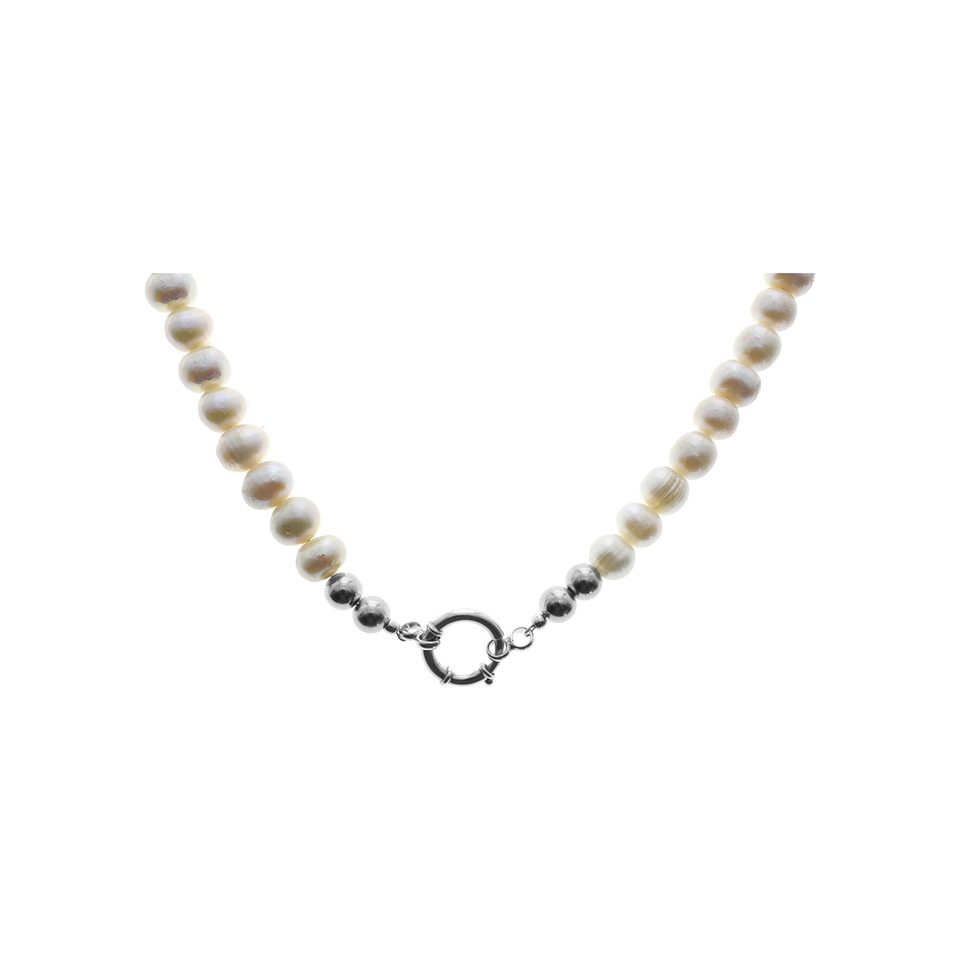 Chloe pearl necklace with silver fastener