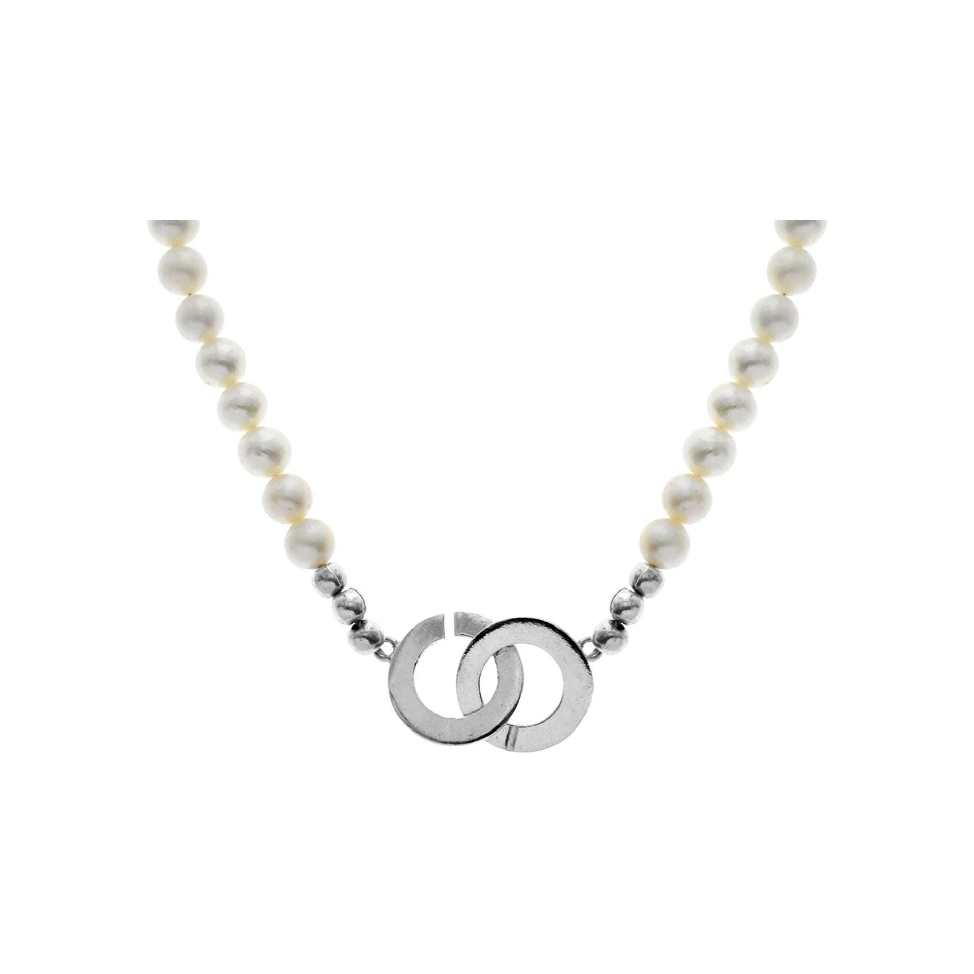 Chloe pearl necklace with interlinked fastener