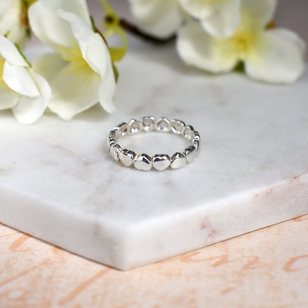 Amora linked heart band ring