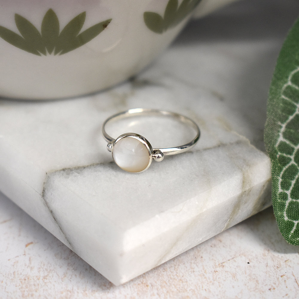 Bronwen round mother of pearl with ball detail ring