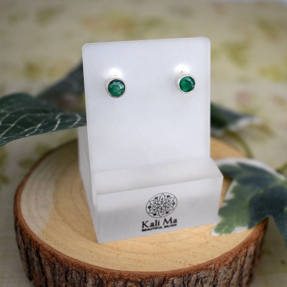 Samira small plain round emerald quartz studs