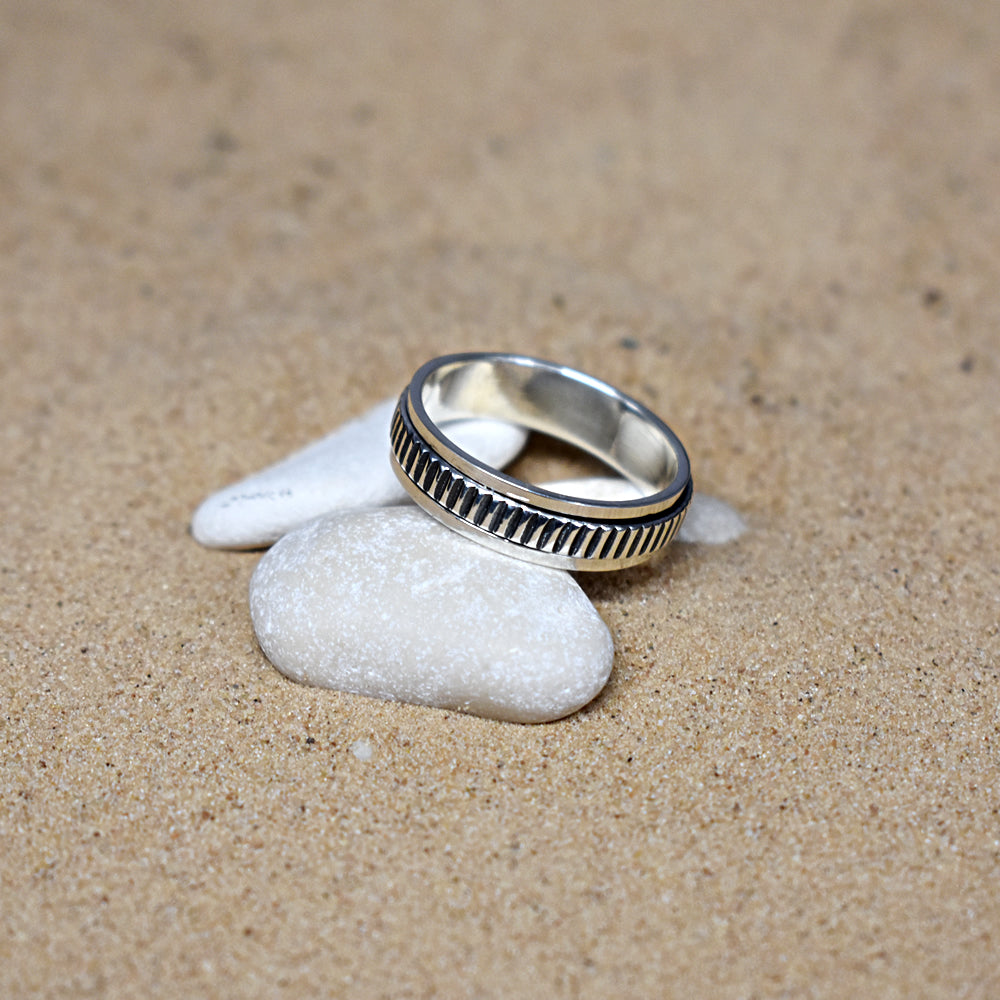 Harley ring with vertically fluted spinning inner